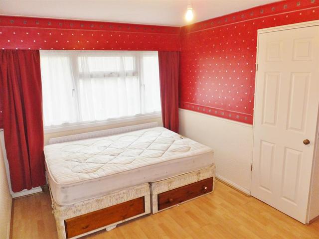  Image of 3 bedroom Maisonette to rent in Culvers Retreat Carshalton SM5 at Carshalton Surrey The Wrythe, SM5 2BE