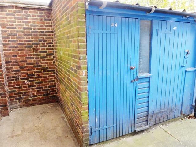 Image of 3 bedroom Maisonette to rent in Culvers Retreat Carshalton SM5 at Carshalton Surrey The Wrythe, SM5 2BE