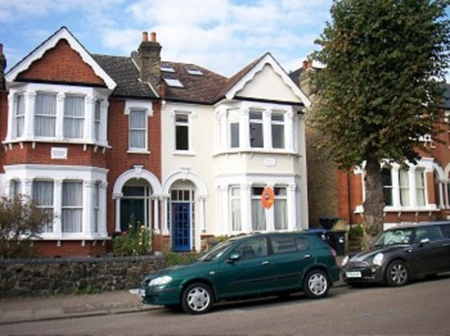  Image of 3 bedroom Flat to rent in Derwent Road London N13 at Derwent Road  Palmers Green, N13 4QA