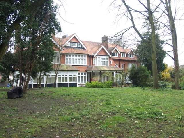  Image of 2 bedroom Apartment to rent in Downs Avenue Epsom KT18 at Downs Avenue  Epsom, KT18 5HL