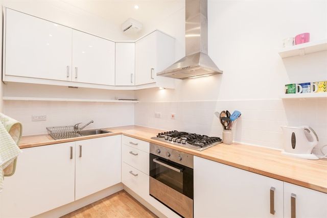  Image of 2 bedroom Flat to rent in Dundee Terrace Edinburgh EH11 at Dalry Edinburgh Edinburgh, EH11 1DW