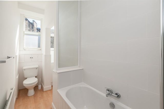  Image of 2 bedroom Flat to rent in Dundee Terrace Edinburgh EH11 at Dalry Edinburgh Edinburgh, EH11 1DW