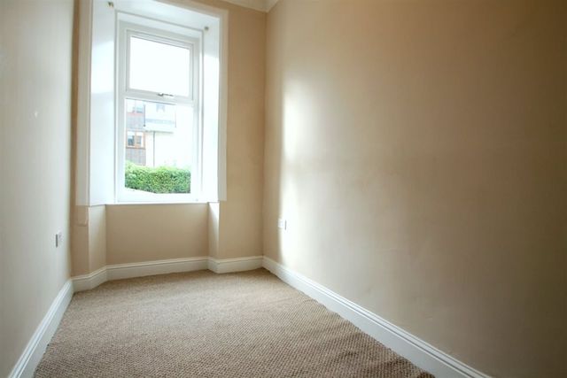  Image of 2 bedroom Flat to rent in Eastwood Crescent Thornliebank Glasgow G46 at Thornliebank East Renfrewshire East Renfrewshire, G46 8NS
