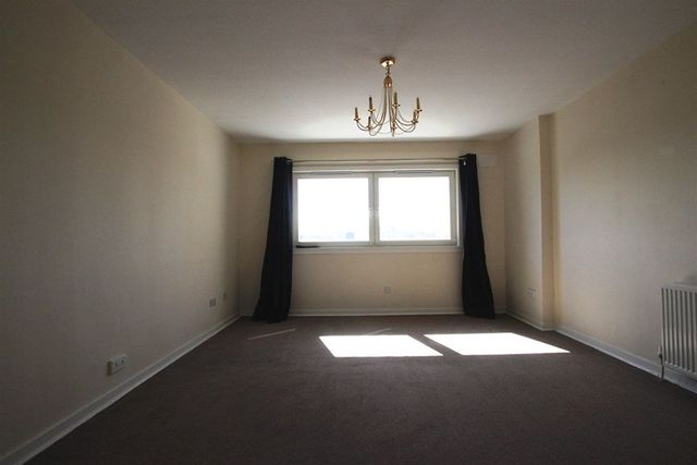  Image of 3 bedroom Flat to rent in Eglinton Court Glasgow G5 at Eglinton Toll Glasgow Glasgow, G5 9NE