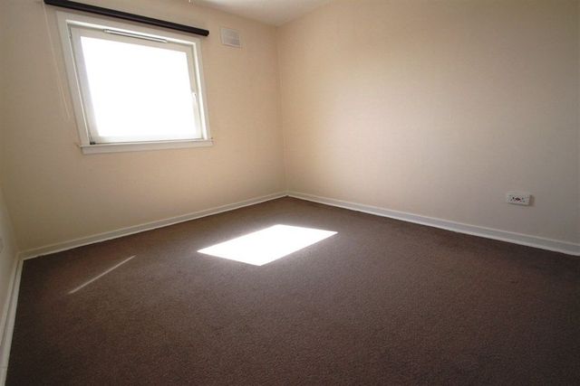  Image of 3 bedroom Flat to rent in Eglinton Court Glasgow G5 at Eglinton Toll Glasgow Glasgow, G5 9NE