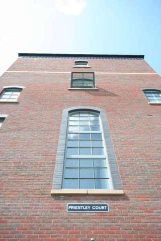  Image of 2 bedroom Apartment to rent in Elphins Drive Warrington WA4 at Elphins Drive, Wilderspool Park Warrington, WA4 6DU