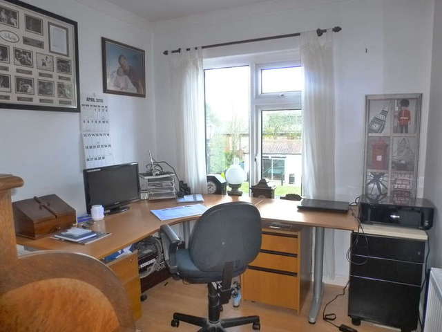  Image of 4 bedroom Semi-Detached house for sale in Farnborough Avenue Selsdon South Croydon CR2 at SOUTH CROYDON Surrey, CR2 8HE