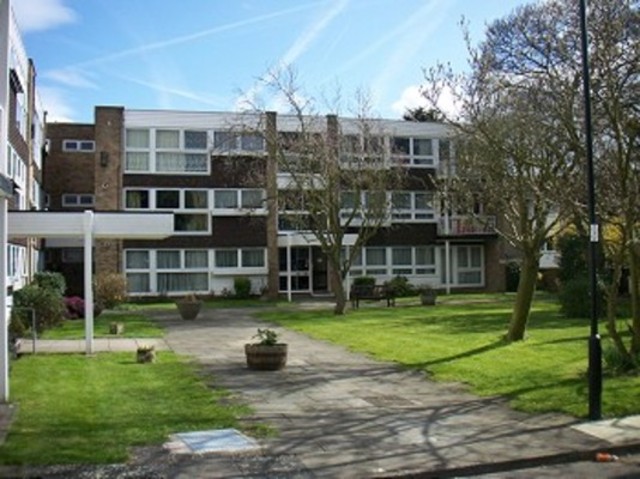  Image of 2 bedroom Flat to rent in Foxgrove London N14 at Fox Grove  Southgate, N14 7EA