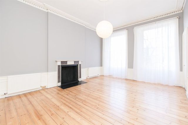  Image of 3 bedroom Flat to rent in Gayfield Square Edinburgh EH1 at Broughton Edinburgh Edinburgh, EH1 3PA