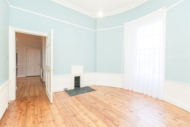 Image of 3 bedroom Flat to rent in Gayfield Square Edinburgh EH1 at Broughton Edinburgh Edinburgh, EH1 3PA