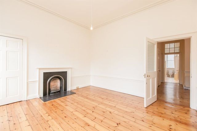  Image of 3 bedroom Flat to rent in Gayfield Square Edinburgh EH1 at Broughton Edinburgh Edinburgh, EH1 3PA