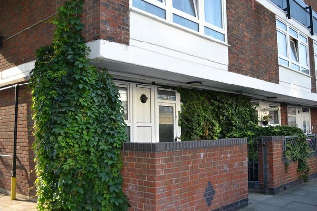  Image of 1 bedroom Flat Share to rent in Gill Street London E14 at London, E14 8AF
