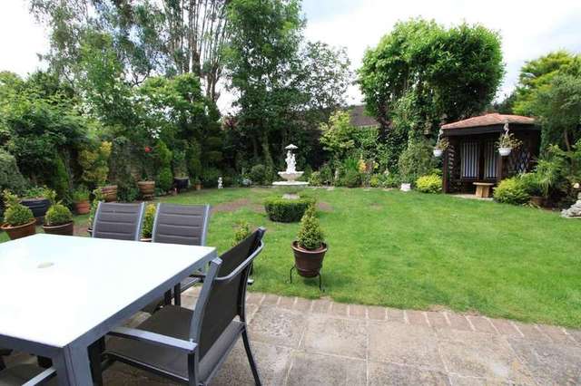  Image of 6 bedroom Detached house for sale in Gippeswyck Close Pinner HA5 at Pinner Middlesex, HA5 3QT