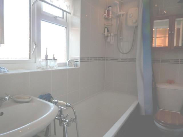  Image of 3 bedroom Detached house to rent in Glebe Road Buriton Petersfield GU31 at Buriton, Nr Petersfield, GU31 5SB
