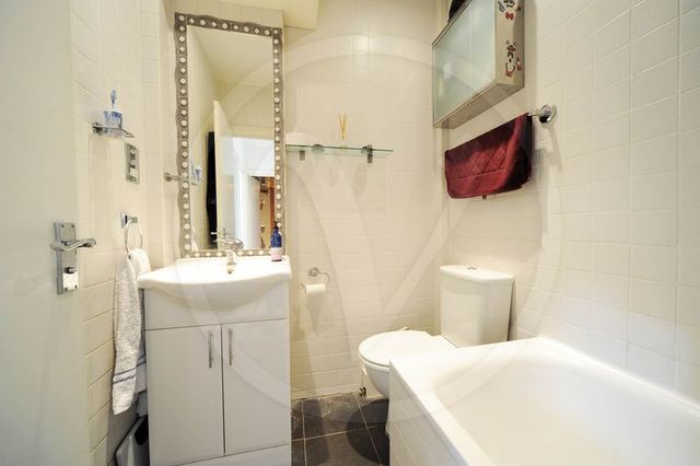  Image of 2 bedroom Flat to rent in Goldhurst Terrace London NW6 at Goldhurst Terrace South Hampstead South Hampstead, NW6 3HT