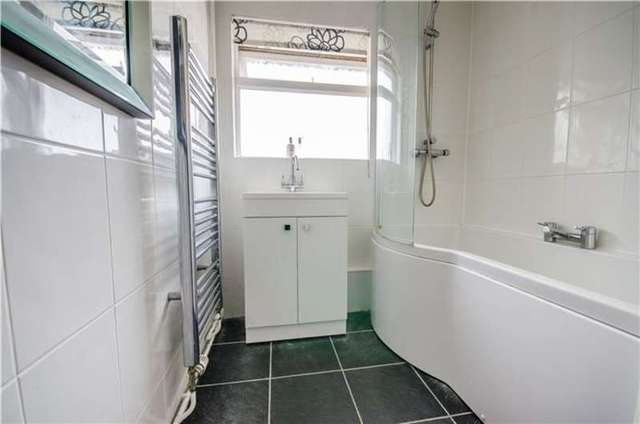  Image of 2 bedroom Flat for sale in De Freville Road Great Shelford Cambridge CB22 at Granhams Court De Freville Road Great Shelford, CB22 5LH