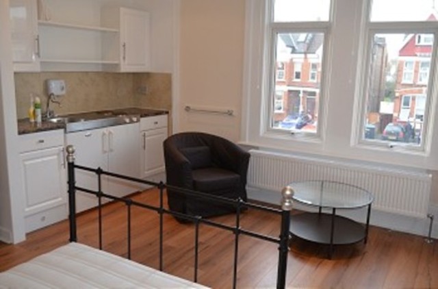  Image of Studio flat to rent in Green Lanes London N13 at Green Lanes  Palmers Green, N13 5UE
