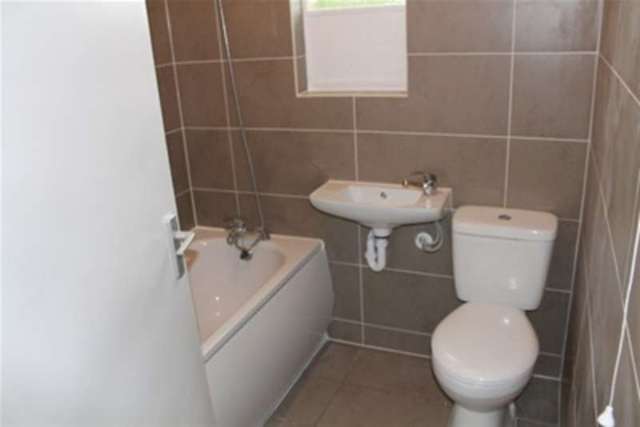  Image of 2 bedroom Flat to rent in Grove Close Kingston upon Thames KT1 at Kingston upon Thames, KT1 2SS