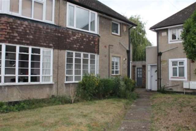  Image of 2 bedroom Flat to rent in Grove Close Kingston upon Thames KT1 at Kingston upon Thames, KT1 2SS