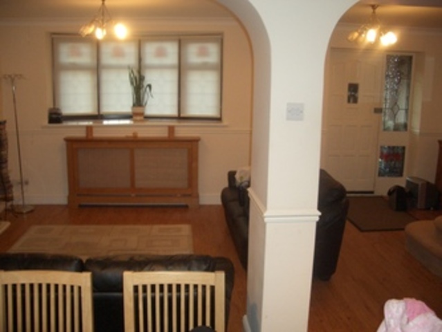  Image of 3 bedroom Detached house to rent in Goodmayes Road Goodmayes Ilford IG3 at Hainault New North Road Seven Kings, IG3 9UN