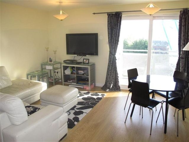  Image of 2 bedroom Flat to rent in Hawkhill Close Edinburgh EH7 at Lochend Edinburgh Edinburgh, EH7 6FG