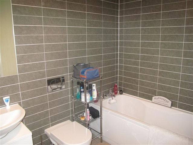  Image of 2 bedroom Flat to rent in Hawkhill Close Edinburgh EH7 at Lochend Edinburgh Edinburgh, EH7 6FG