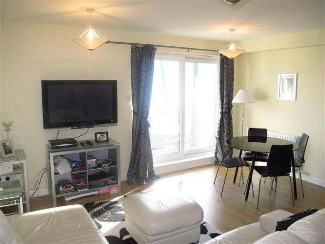  Image of 2 bedroom Flat to rent in Hawkhill Close Edinburgh EH7 at Lochend Edinburgh Edinburgh, EH7 6FG