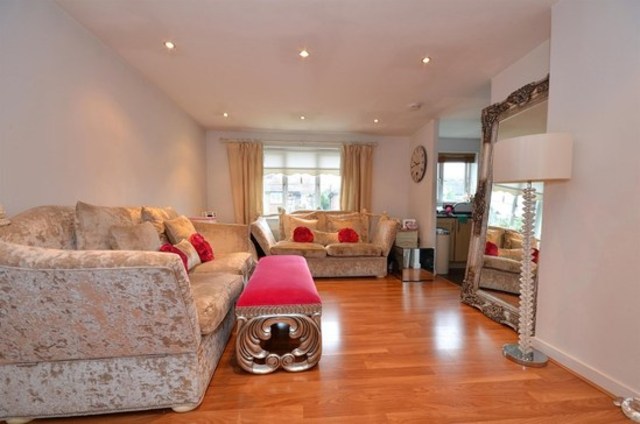  Image of 1 bedroom Flat to rent in Herent Drive Clayhall Ilford IG5 at HERENT DRIVE  GANTS HILL, IG5 0HA