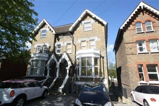 Image of 3 bedroom Flat to rent in High Road Buckhurst Hill IG9 at High Road  Buckhurst Hill, IG9 5HP