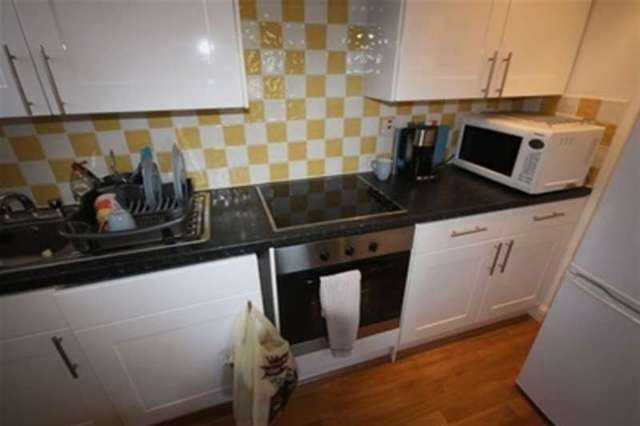  Image of 3 bedroom Flat to rent in High Road Buckhurst Hill IG9 at High Road  Buckhurst Hill, IG9 5HP