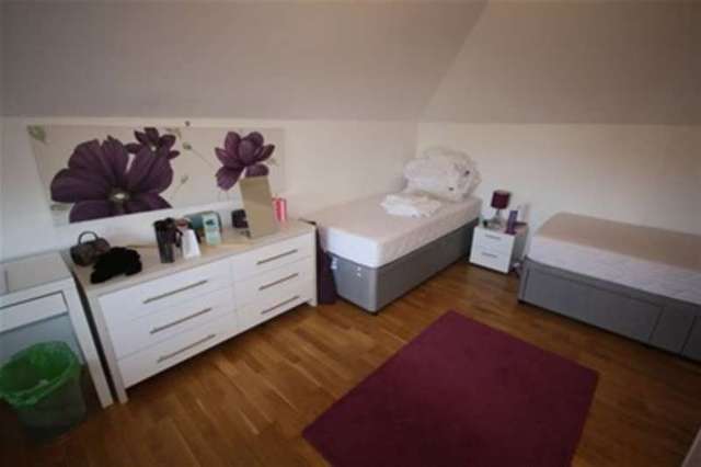  Image of 3 bedroom Flat to rent in High Road Buckhurst Hill IG9 at High Road  Buckhurst Hill, IG9 5HP