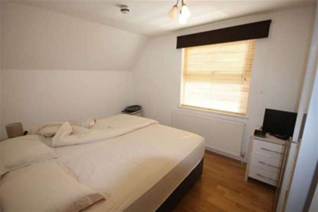  Image of 3 bedroom Flat to rent in High Road Buckhurst Hill IG9 at High Road  Buckhurst Hill, IG9 5HP