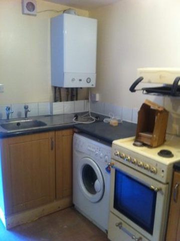  Image of Studio flat to rent in Oaklands Park Avenue Ilford IG1 at High Road  ilford, IG1 1TG