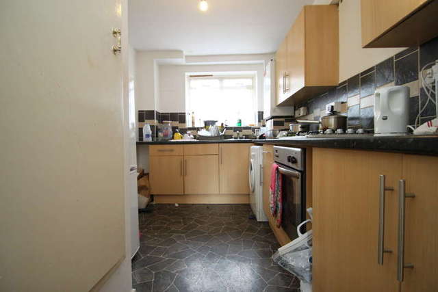  Image of 4 bedroom Terraced house to rent in Hobill Walk Surbiton KT5 at Surbiton Surrey, KT5 8SG