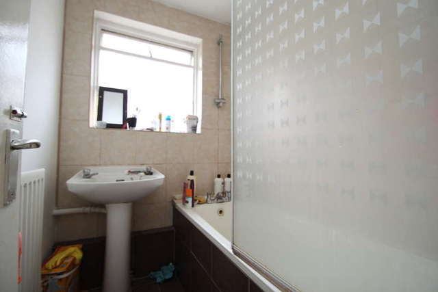  Image of 4 bedroom Terraced house to rent in Hobill Walk Surbiton KT5 at Surbiton Surrey, KT5 8SG