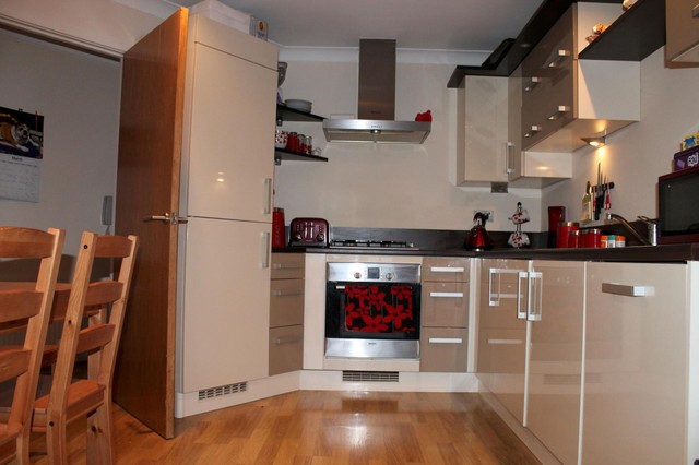  Image of 1 bedroom Flat to rent in Hollands Court East Grinstead RH19 at East Grinstead, RH19 3EX