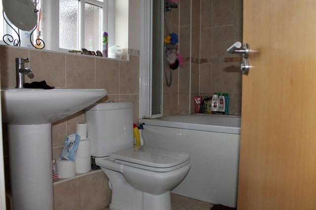  Image of 1 bedroom Flat to rent in Hollands Court East Grinstead RH19 at East Grinstead, RH19 3EX