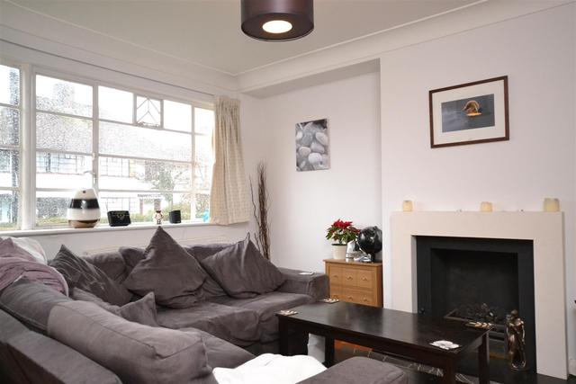  Image of 3 bedroom Property to rent in Howard Walk London N2 at East Finchley Hampstead Garden, N2 0HB