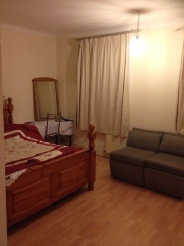 Image of 4 bedroom Terraced house to rent in Inglehurst Gardens Ilford IG4 at INGLEHURST GARDENS  GANTS HILL, IG4 5HE