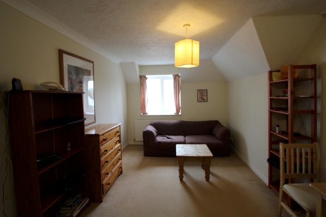  Image of 1 bedroom Flat to rent in Ladbroke Road Redhill RH1 at 122 Ladbroke Road  Redhill, RH1 1JX