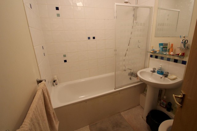  Image of 1 bedroom Flat to rent in Ladbroke Road Redhill RH1 at 122 Ladbroke Road  Redhill, RH1 1JX