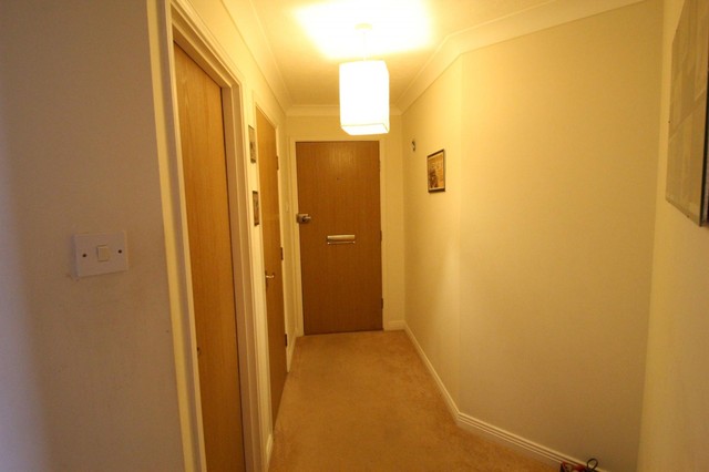  Image of 1 bedroom Flat to rent in Ladbroke Road Redhill RH1 at 122 Ladbroke Road  Redhill, RH1 1JX