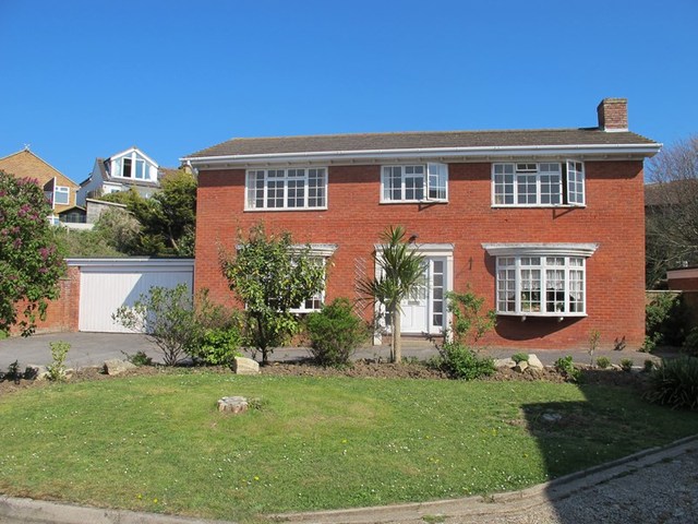  Image of 5 bedroom Detached house for sale in Lakeside Lee-on-the-Solent PO13 at Lakeside  Lee-On-The-Solent, PO13 9AP