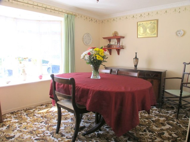  Image of 5 bedroom Detached house for sale in Lakeside Lee-on-the-Solent PO13 at Lakeside  Lee-On-The-Solent, PO13 9AP