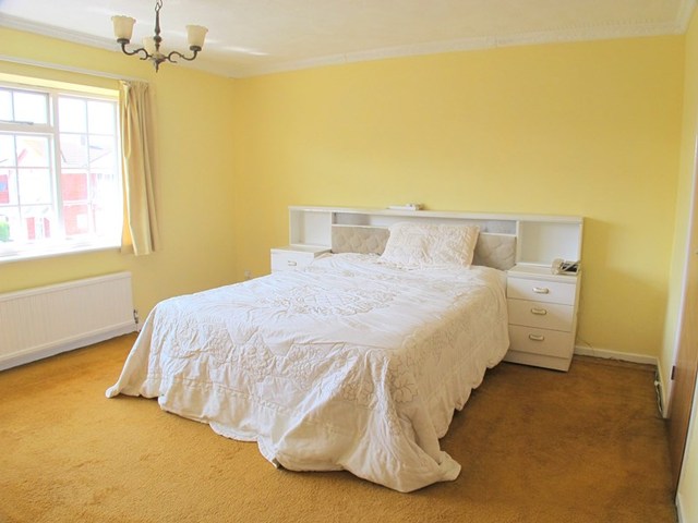  Image of 5 bedroom Detached house for sale in Lakeside Lee-on-the-Solent PO13 at Lakeside  Lee-On-The-Solent, PO13 9AP
