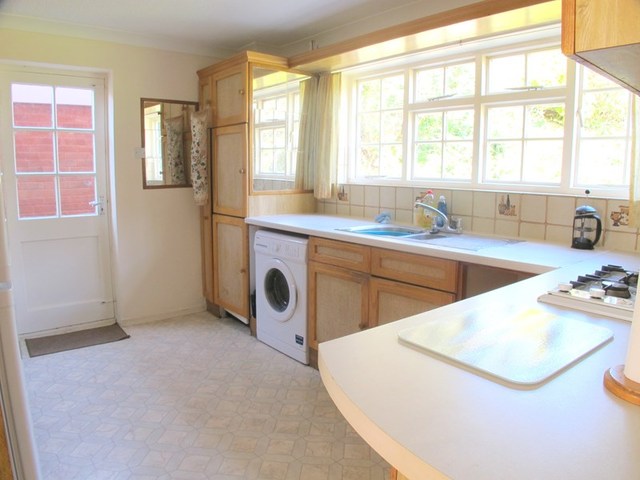  Image of 5 bedroom Detached house for sale in Lakeside Lee-on-the-Solent PO13 at Lakeside  Lee-On-The-Solent, PO13 9AP