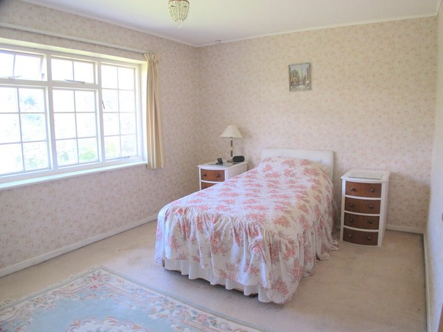  Image of 5 bedroom Detached house for sale in Lakeside Lee-on-the-Solent PO13 at Lakeside  Lee-On-The-Solent, PO13 9AP