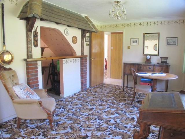 Image of 5 bedroom Detached house for sale in Lakeside Lee-on-the-Solent PO13 at Lakeside  Lee-On-The-Solent, PO13 9AP