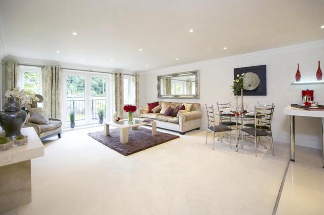  Image of 2 bedroom Flat to rent in Portsmouth Road Esher KT10 at Portsmouth Road Esher Esher, KT10 9FB