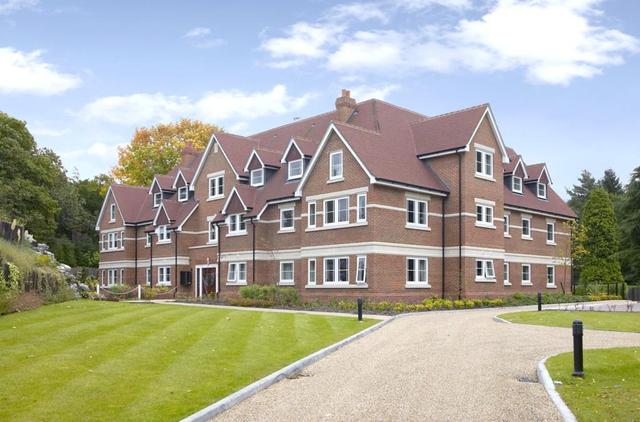  Image of 2 bedroom Flat to rent in Portsmouth Road Esher KT10 at Portsmouth Road Esher Esher, KT10 9FB